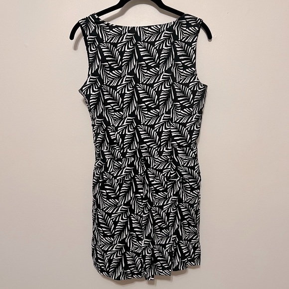Women’s Ann Taylor Loft Black and White Leaf Patterned Romper Size 4P Petite - Picture 3 of 9